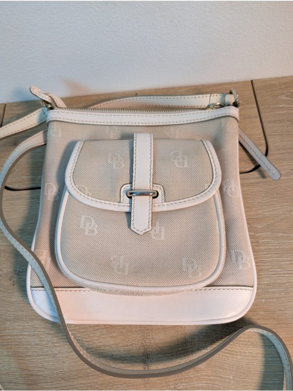 Dooney Bourke Handbags Vintage Crossbody White Logo Distress Purse Bag - Picture 2 of 7
